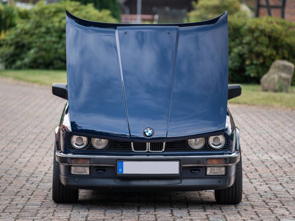 Image 9/99 of BMW 320i (1989)
