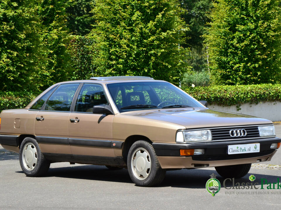 Immagine 7/45 di Audi 200 - 2.1 Turbo (1984)