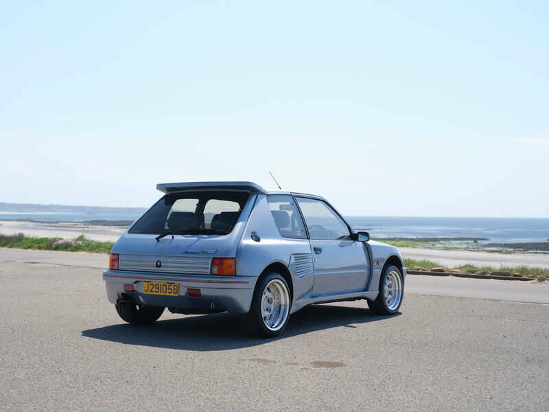 Image 10/50 of Peugeot 205 GTi 1.9 (1990)