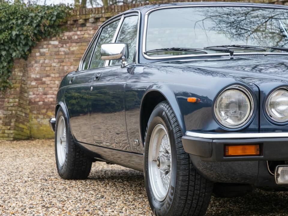 Image 32/50 of Jaguar XJ 12 (1987)