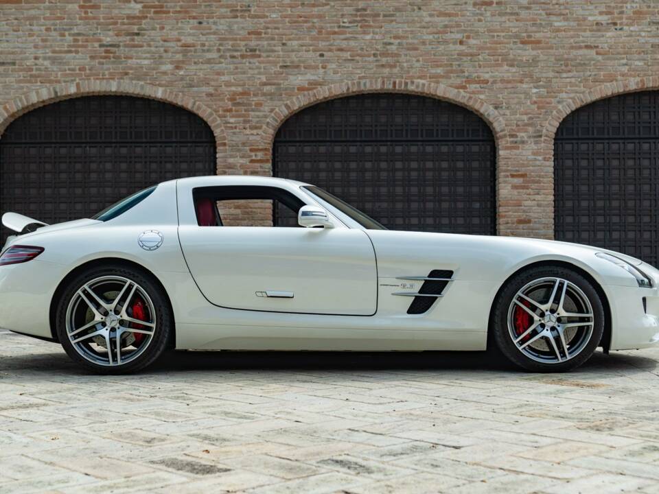 Image 13/50 of Mercedes-Benz SLS AMG (2010)