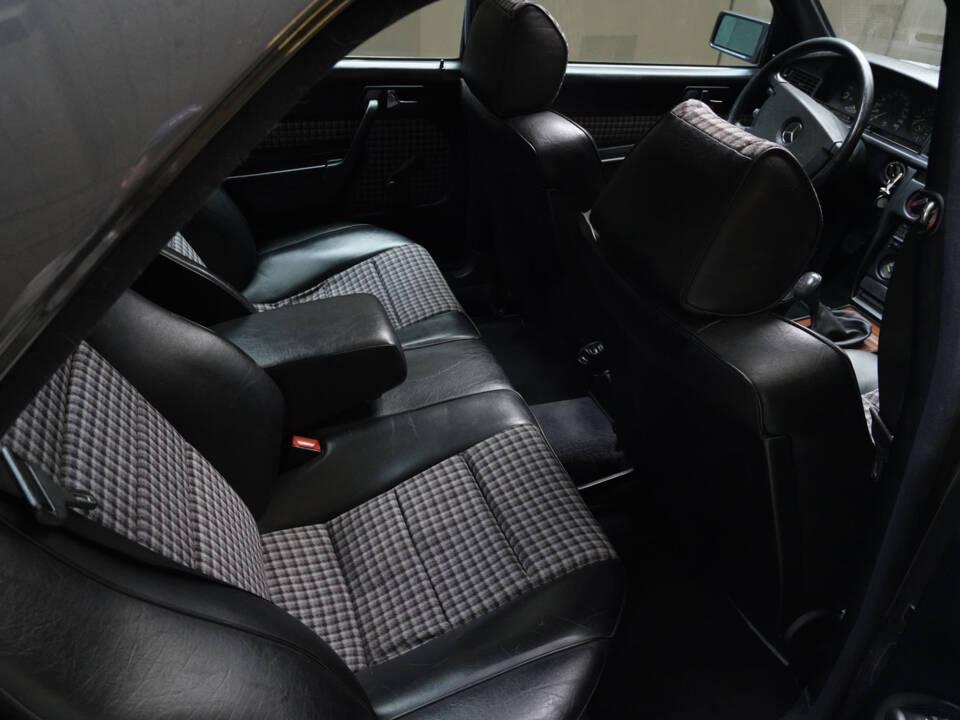 Image 33/83 of Mercedes-Benz 190 E 2.3-16 (1984)