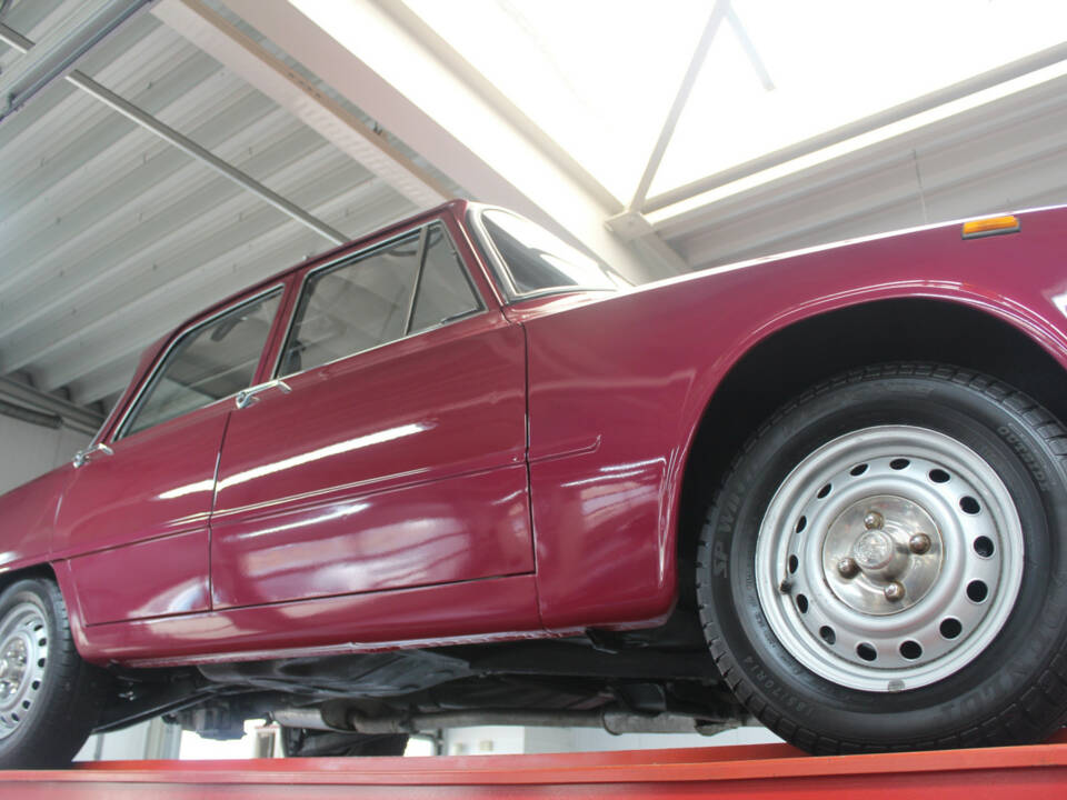 Bild 8/50 von Alfa Romeo Giulia Nuova Super 1300 (1977)