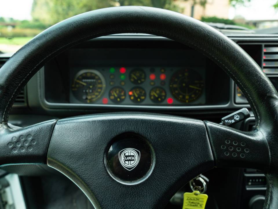 Image 45/50 of Lancia Delta HF Integrale Evoluzione I &quot;Martini 5&quot; (1992)