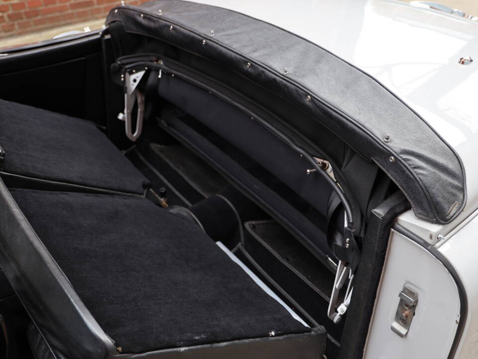 Image 32/91 of Jaguar XK 150 OTS (1958)