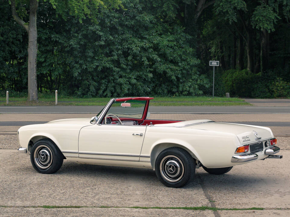 Image 14/60 of Mercedes-Benz 230 SL (1967)