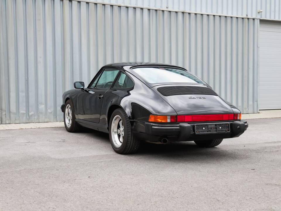 Image 3/108 de Porsche 911 Carrera 3.2 (1989)