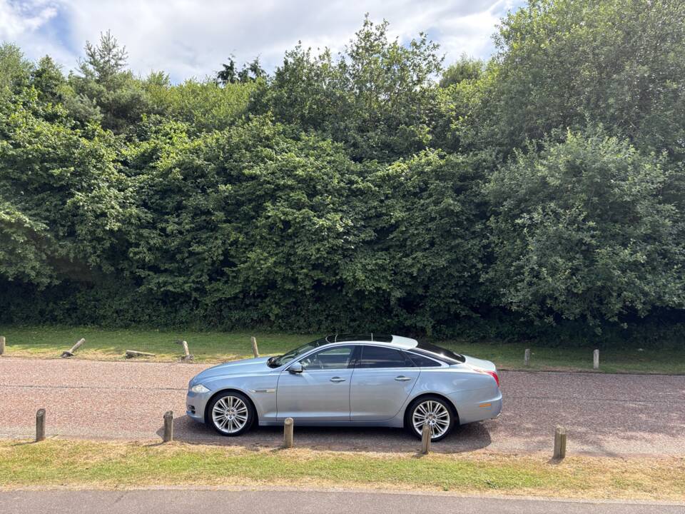 Image 13/50 of Jaguar XJ 5.0 (2011)