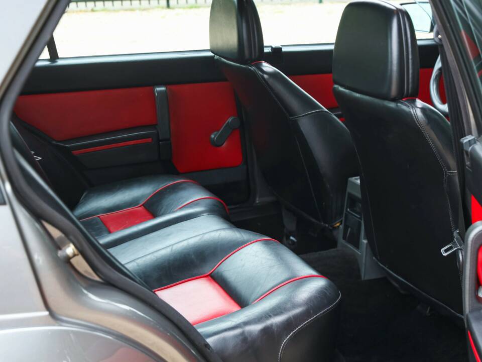 Afbeelding 24/50 van Alfa Romeo 75 3.0 V6 QV (1988)