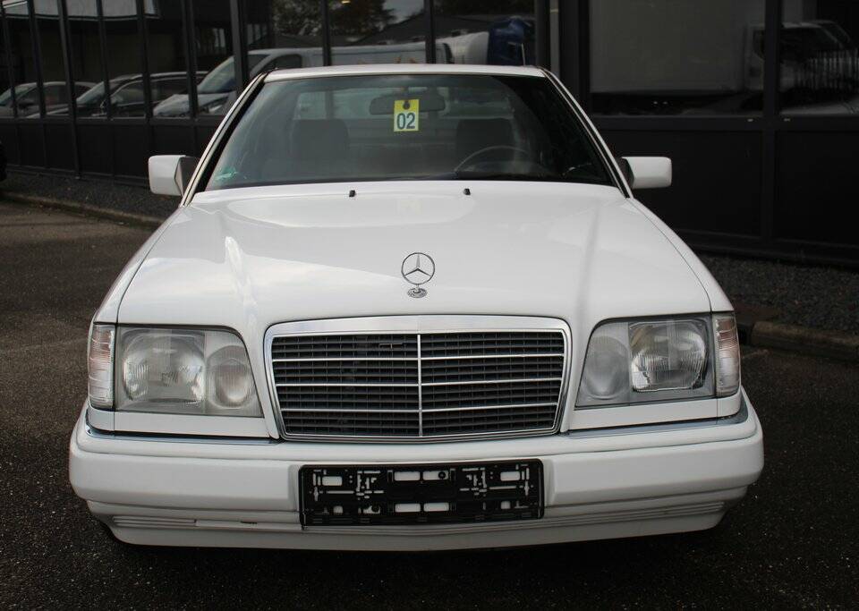 Bild 4/8 von Mercedes-Benz 220 CE (1993)
