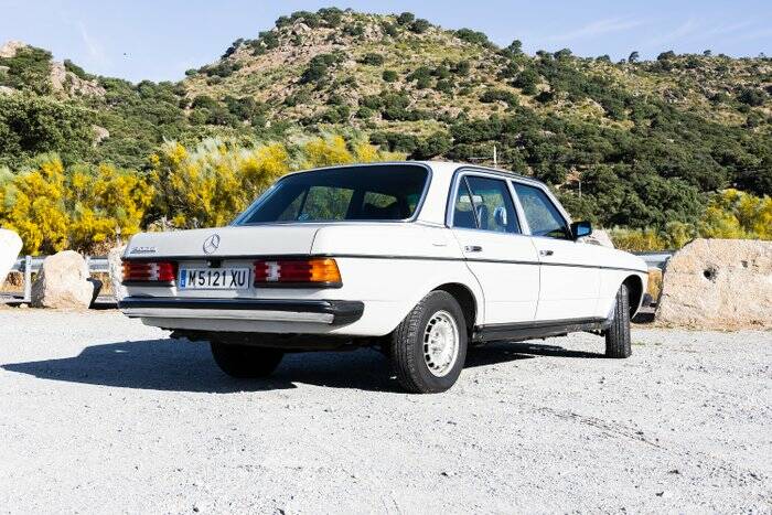 Image 4/7 de Mercedes-Benz 300 D (1983)