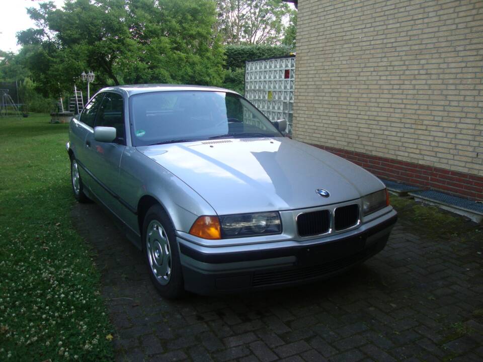 Afbeelding 3/39 van BMW 316i (1993)