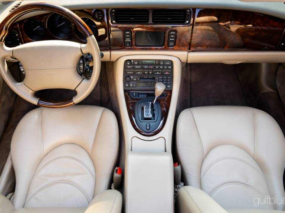 Image 49/70 of Jaguar XKR (2004)