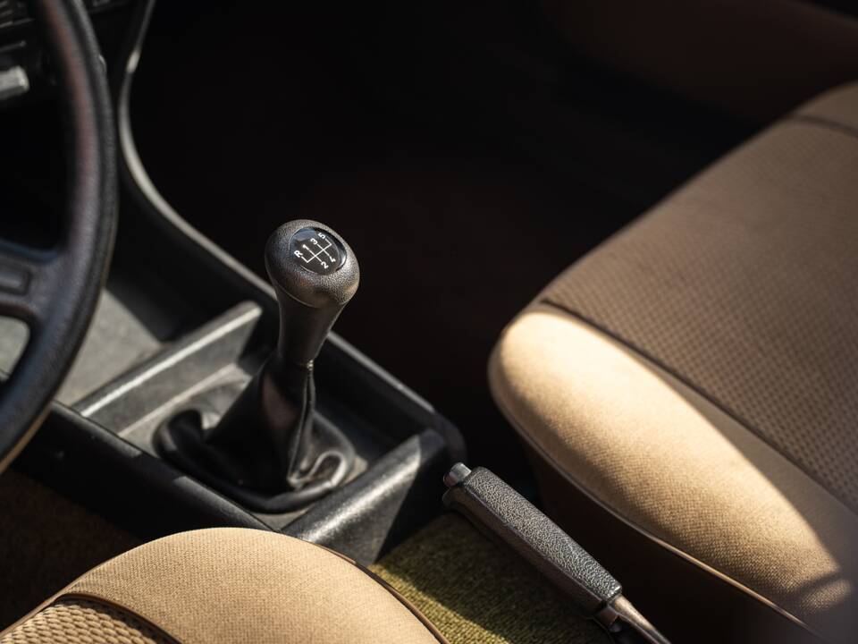Image 34/76 of BMW 323i (1982)