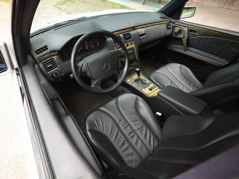 Image 10/98 de Mercedes-Benz E 50 AMG (1996)
