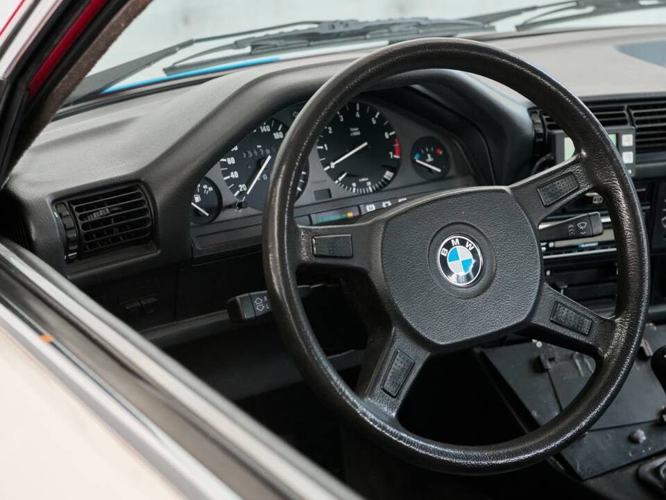 Bild 35/50 von BMW 325i (1986)