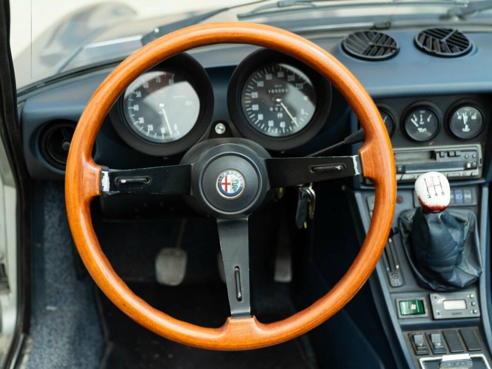 Bild 46/50 von Alfa Romeo 2.0 Spider (1985)