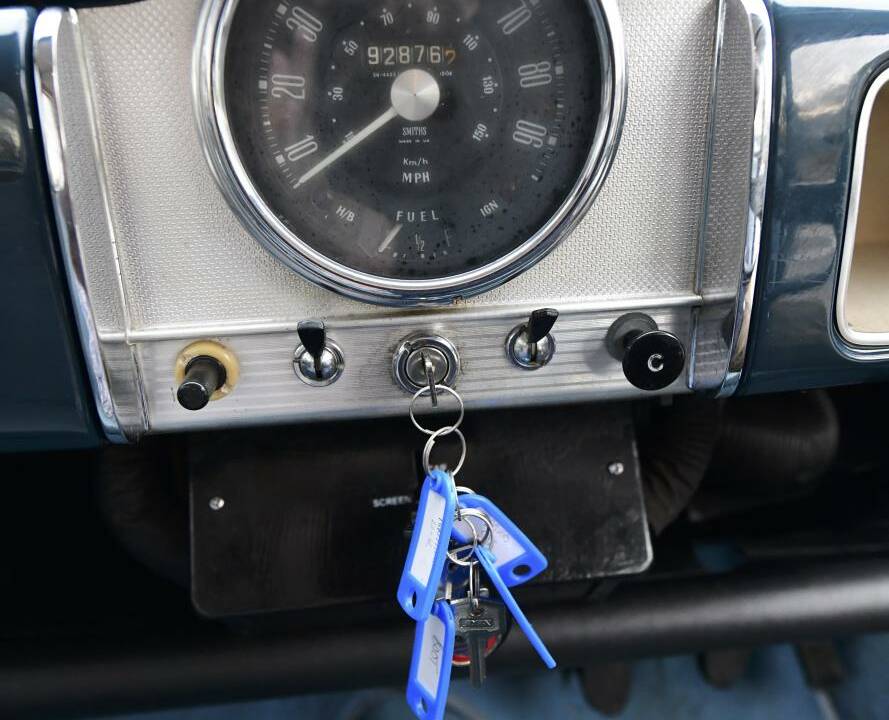 Image 39/50 of Morris Minor 1000 Traveller (1969)