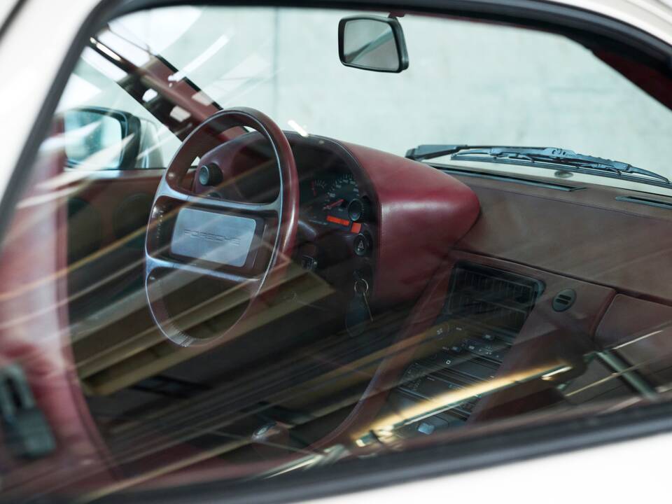 Image 34/50 of Porsche 928 GT (1989)