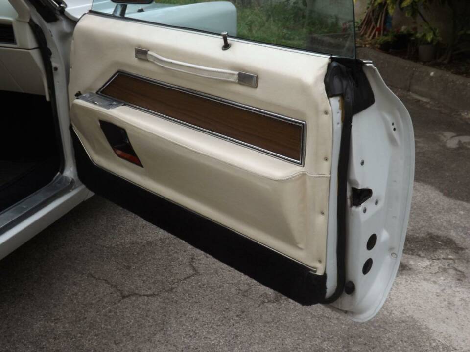Immagine 24/50 di Cadillac DeVille Convertible (1969)