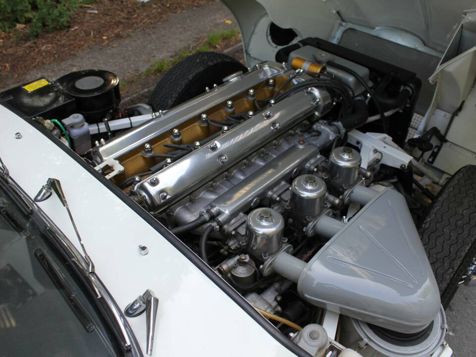 Image 14/18 of Jaguar E-Type 4.2 (1965)
