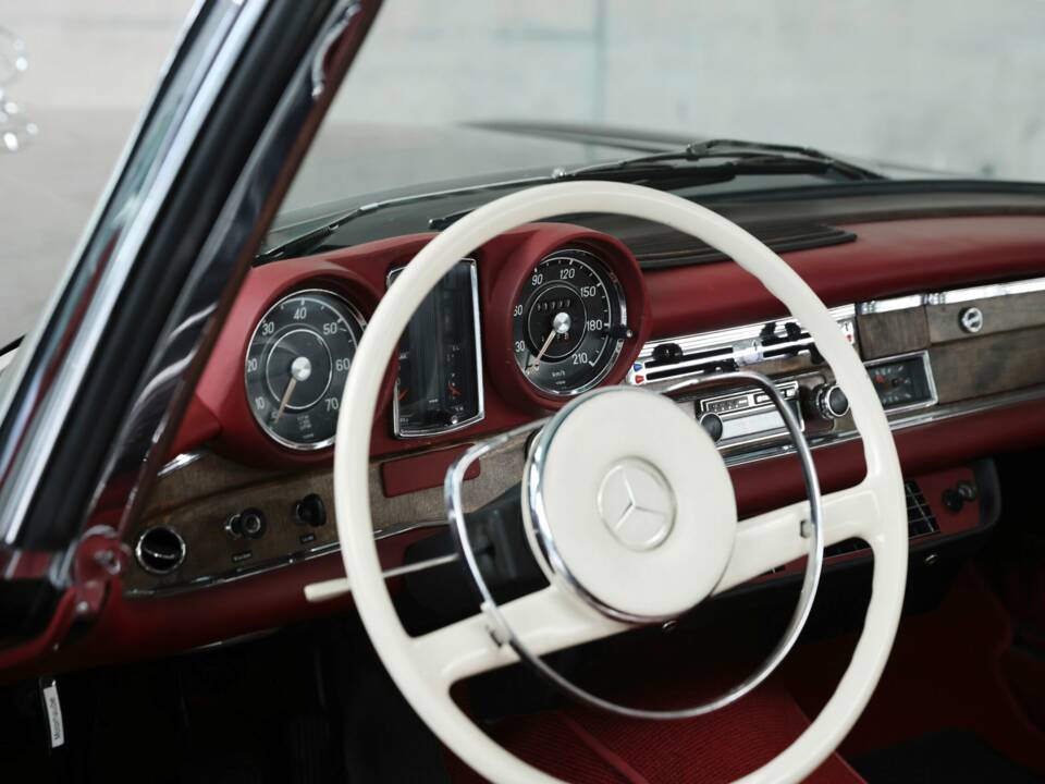 Image 31/50 of Mercedes-Benz 220 SE b (1962)