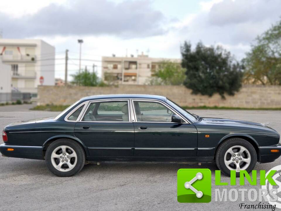 Image 7/10 of Jaguar XJ 8 4.0 Executive (2000)