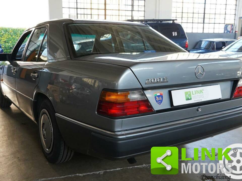 Imagen 4/10 de Mercedes-Benz 200 E (1989)