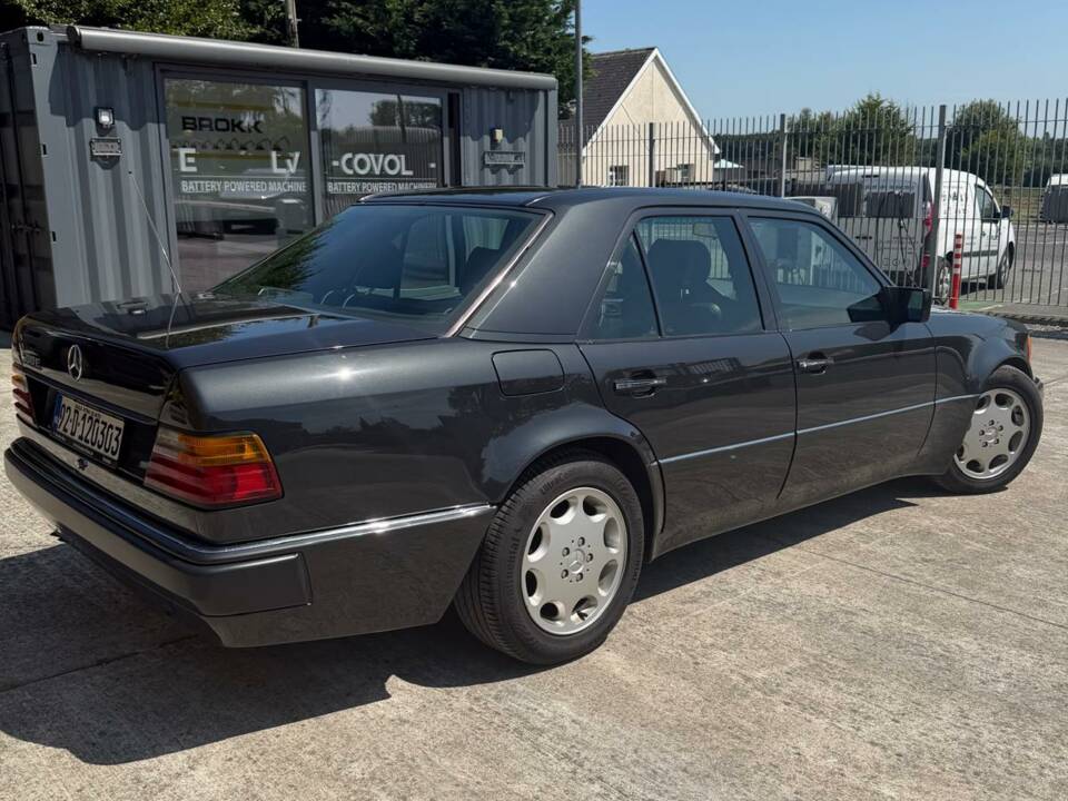 Image 2/23 of Mercedes-Benz 500 E (1992)