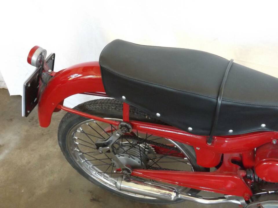 Image 22/44 of Moto Guzzi Cardellino 75 (1957)