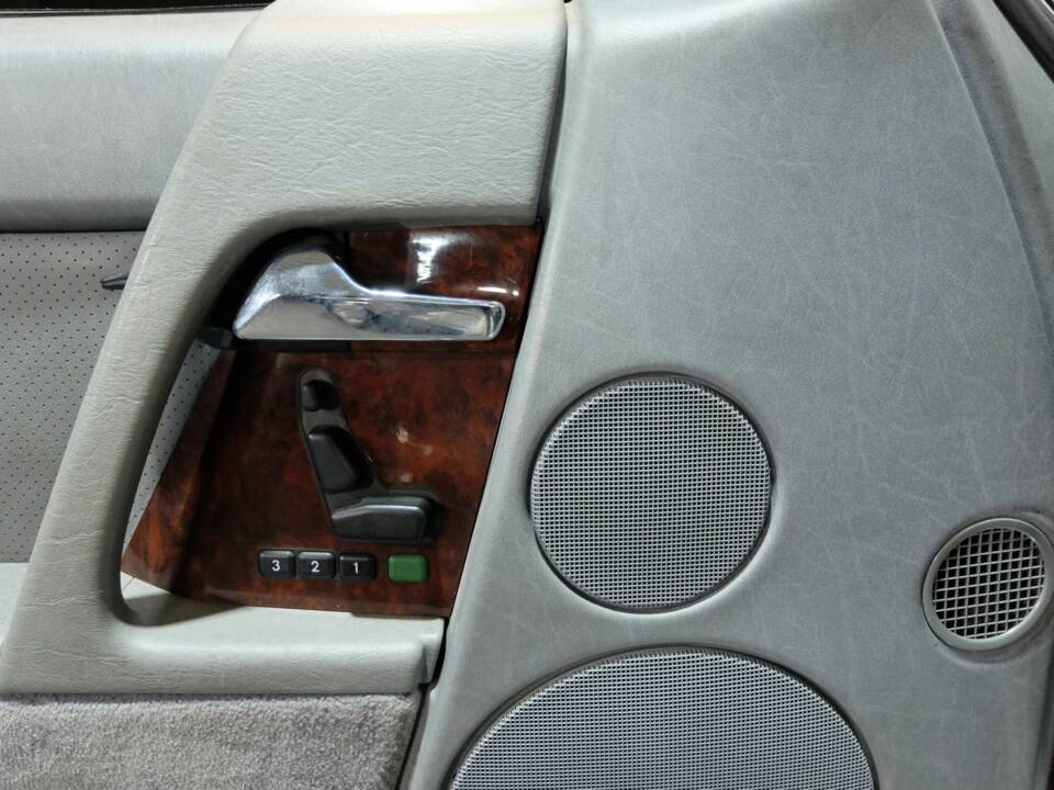 Image 7/34 of Mercedes-Benz 500 SL (1991)