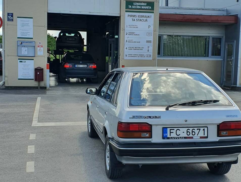 Image 4/12 of Mazda 323 (1986)