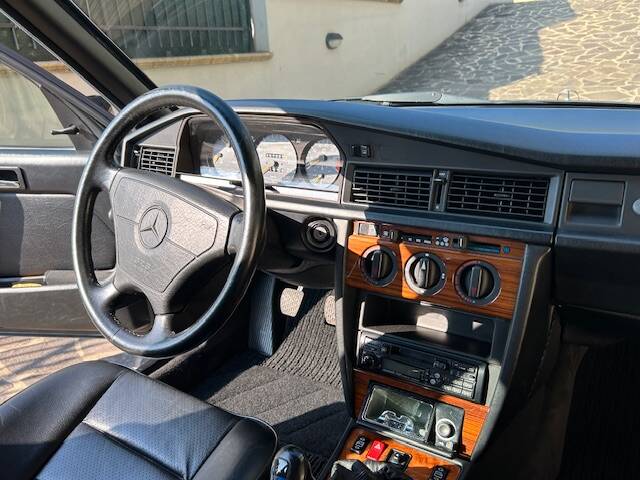 Image 20/42 de Mercedes-Benz 190 E 2.6 (1993)