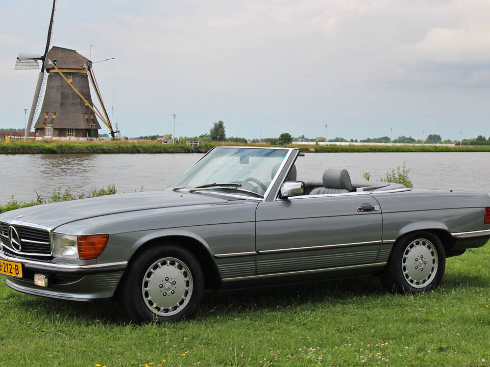 Afbeelding 4/27 van Mercedes-Benz 560 SL (1989)