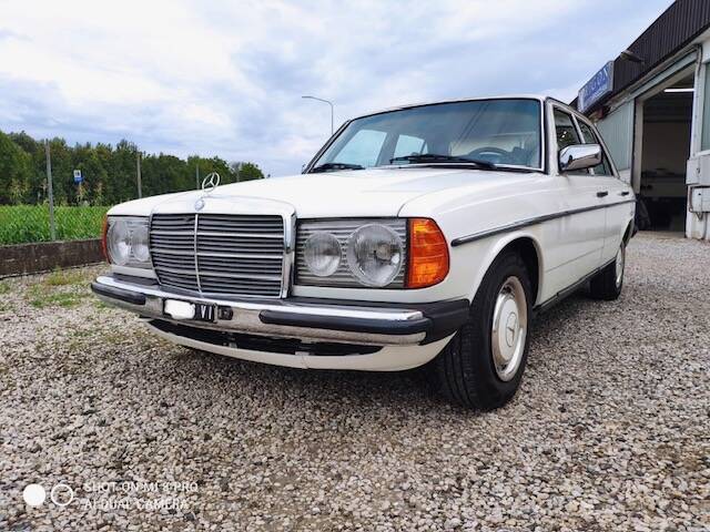 Bild 2/9 von Mercedes-Benz 200 (1978)