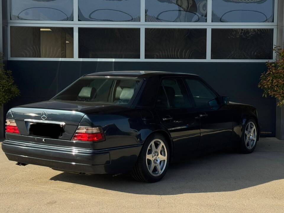 Image 6/19 de Mercedes-Benz E 500 Limited (1994)