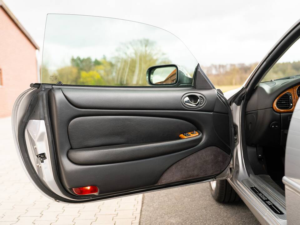 Bild 18/37 von Jaguar XKR (2001)