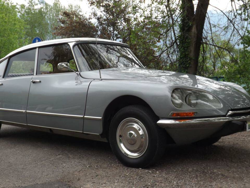 Image 8/35 of Citroën DS 21 Pallas (1969)