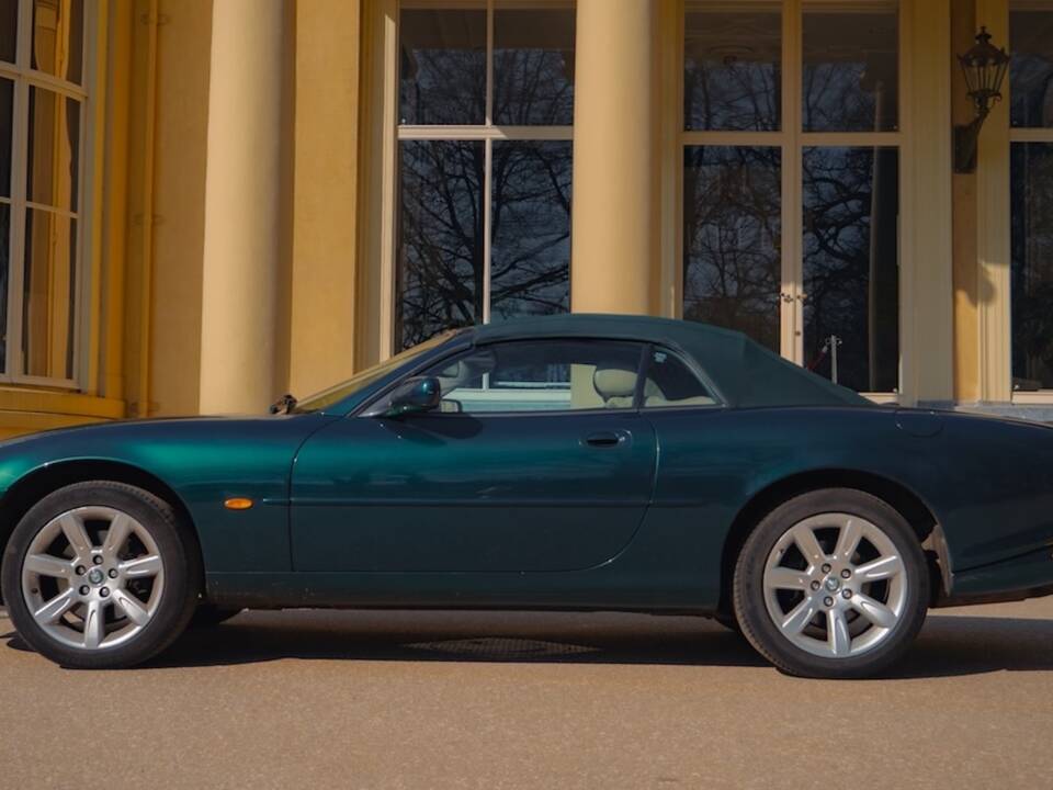 Image 24/49 of Jaguar XK8 4.2 (2003)