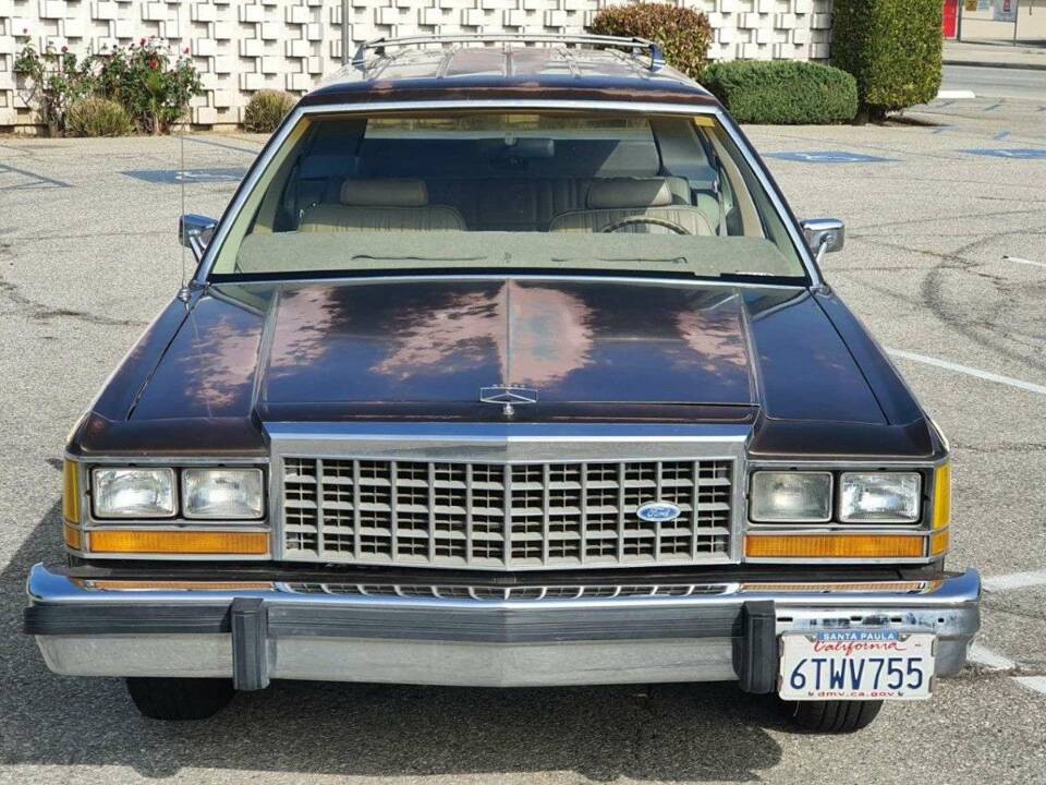 Image 2/19 of Ford LTD Crown Victoria (1986)
