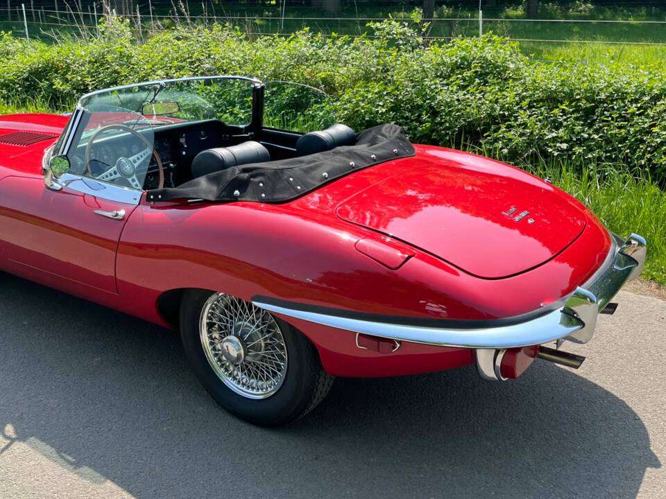 Image 3/8 de Jaguar E-Type (1971)