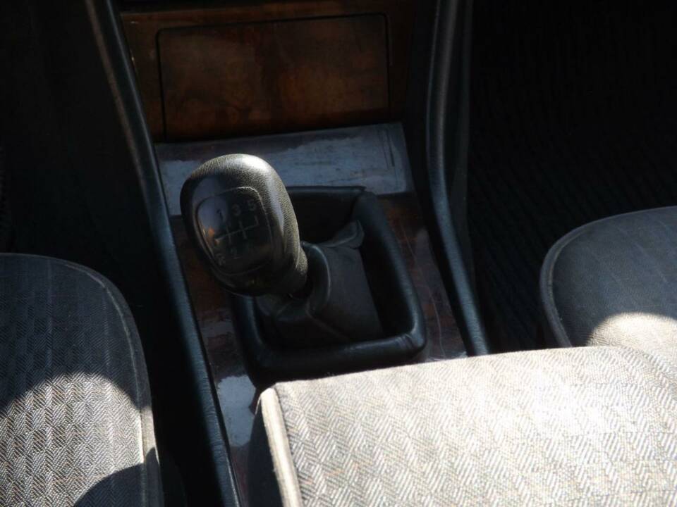 Image 26/50 of Mercedes-Benz 250 TD Turbo (1992)