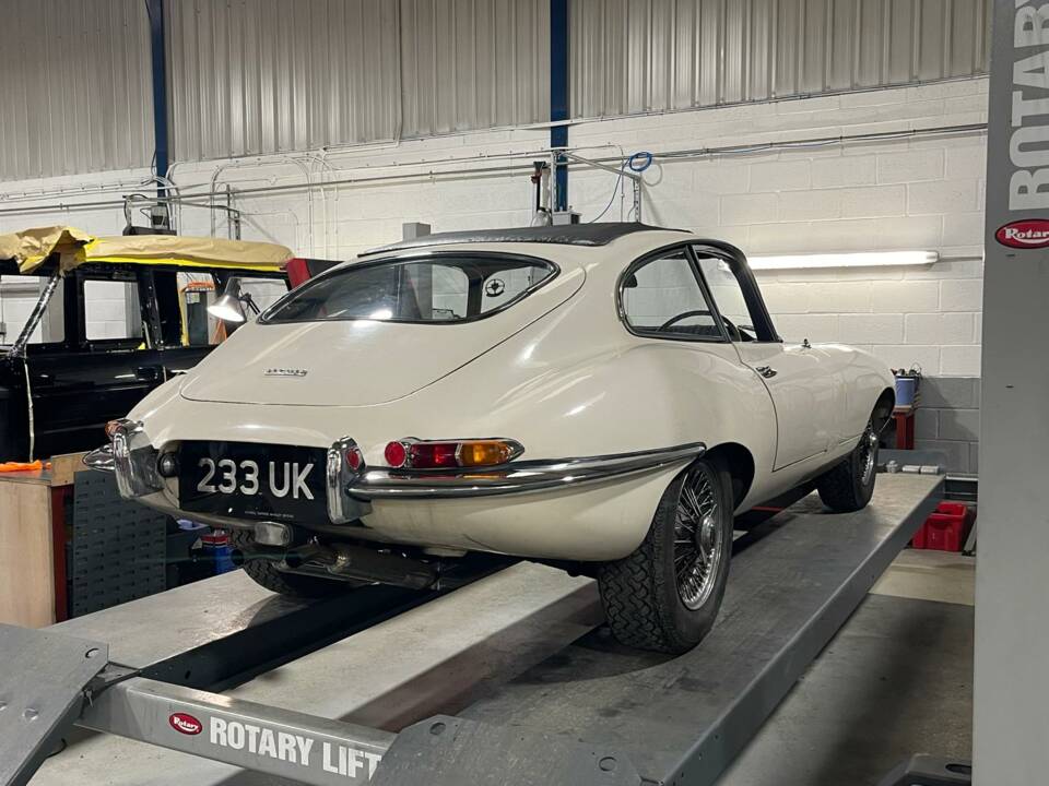 Image 6/13 of Jaguar Type E 3.8 (1964)