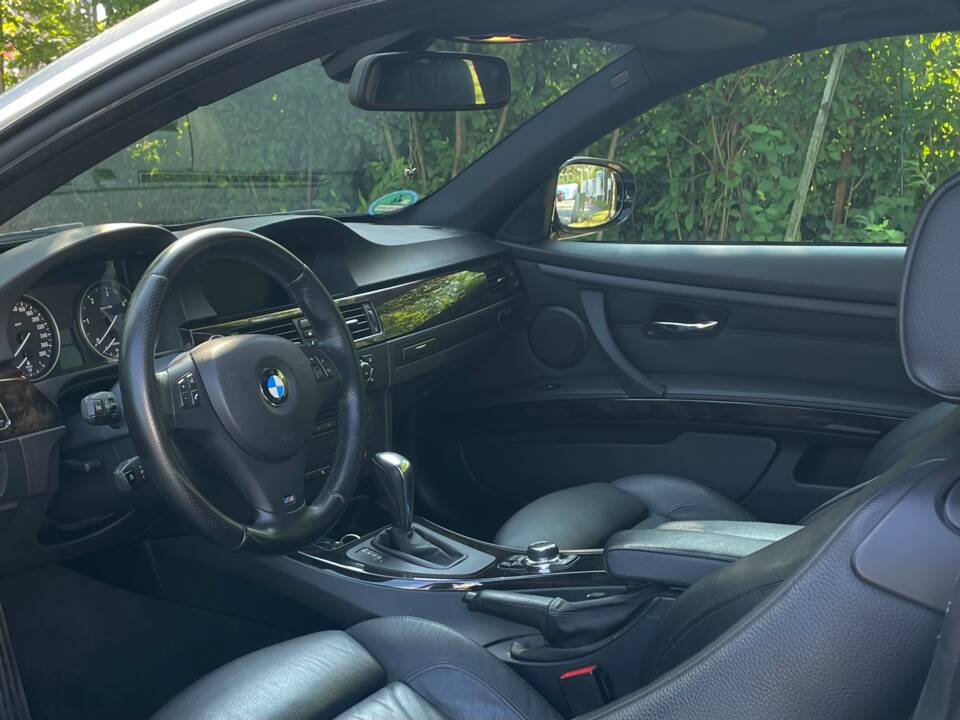 Image 15/28 of BMW 325d (2010)