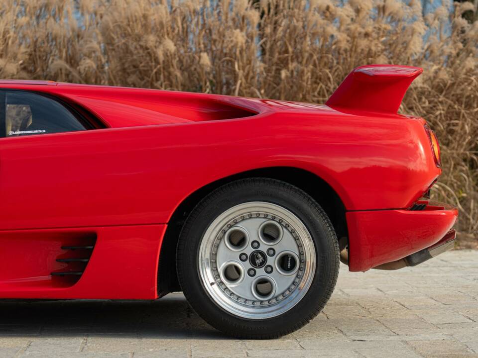 Image 44/50 of Lamborghini Diablo VT (1993)