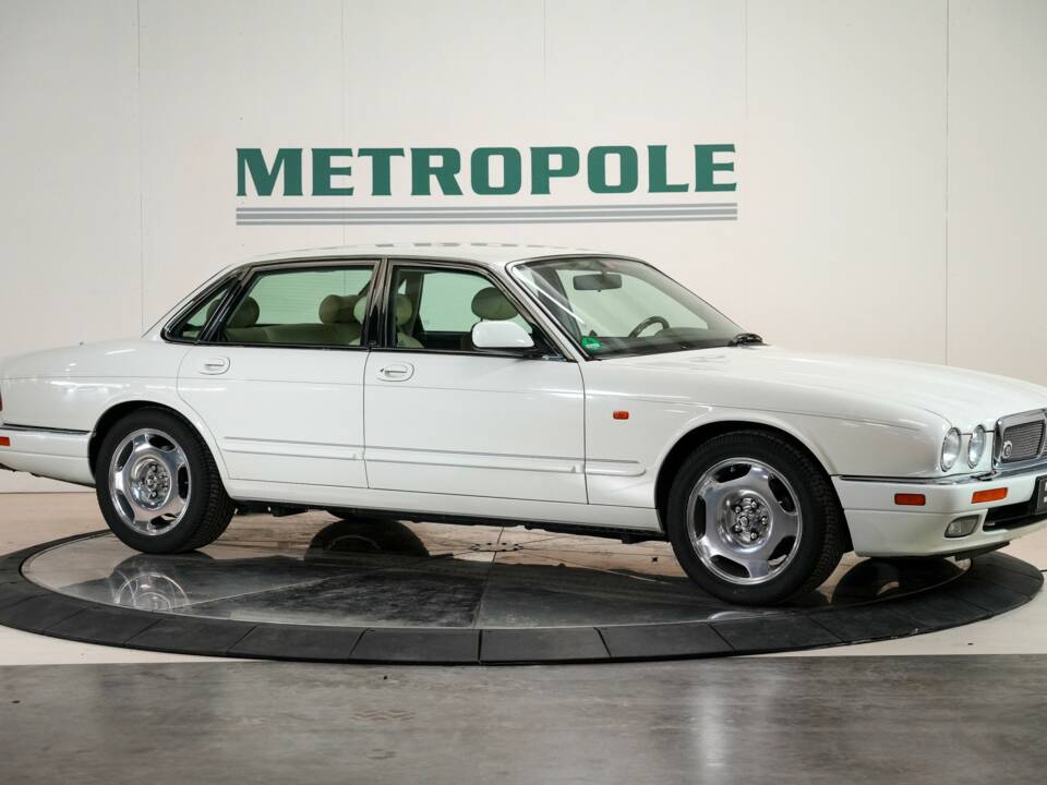 Image 17/50 of Jaguar XJR 4.0 (1995)