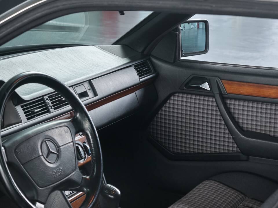 Bild 40/50 von Mercedes-Benz 300 CE (1991)