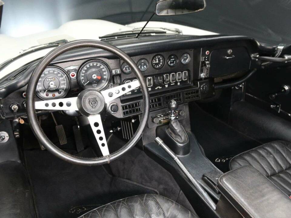 Image 15/49 de Jaguar Type E V12 (1974)