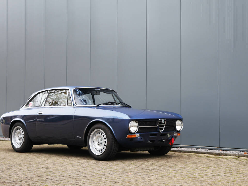 Immagine 8/48 di Alfa Romeo Giulia GT 1300 Junior (1975)