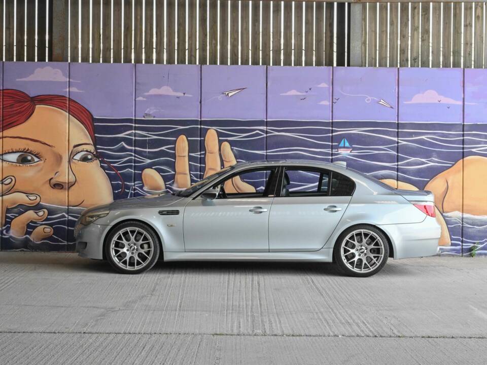 Image 8/18 of BMW M5 (2007)